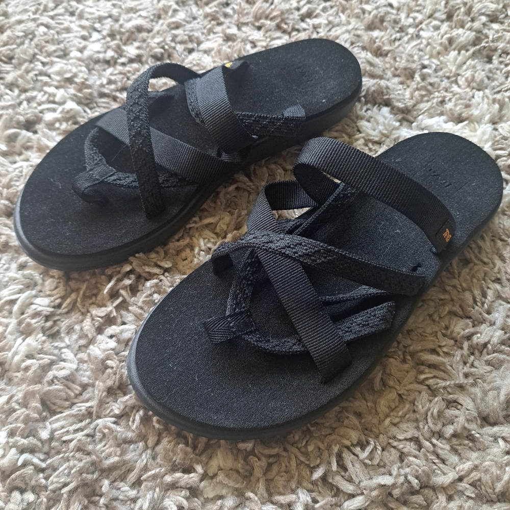 Teva Voya Zilessa black strappy sandals size 8